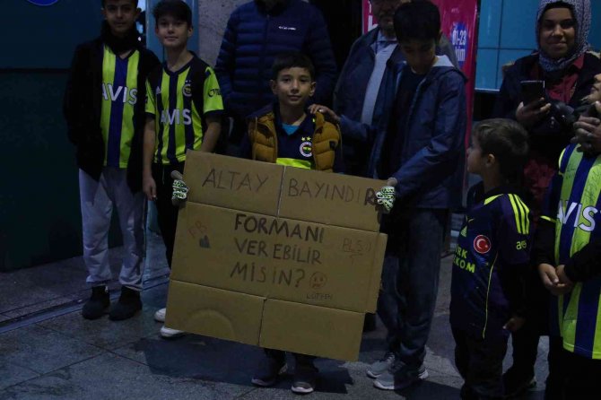 Fenerbahçe’yi Esenboğa Havalimanı’nda Taraftarı Karşıladı