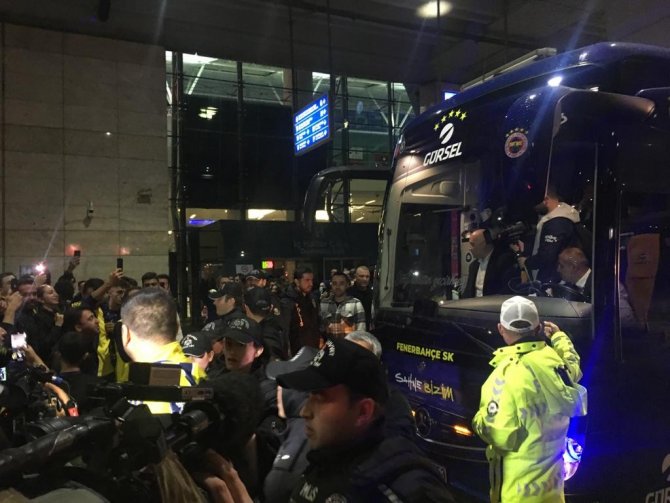 Fenerbahçe’yi Esenboğa Havalimanı’nda Taraftarı Karşıladı