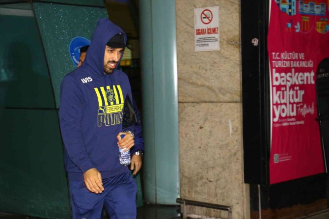 Fenerbahçe’yi Esenboğa Havalimanı’nda Taraftarı Karşıladı
