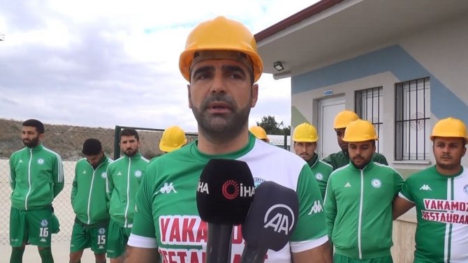 Futbolcular, Madenciler İçin Maça Baretle Çıktı