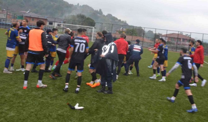 Amatör Ligde Ortalık Karıştı, Tekme Ve Yumruklar Havada Uçuştu