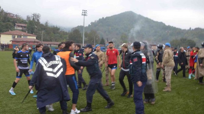 Amatör Ligde Ortalık Karıştı, Tekme Ve Yumruklar Havada Uçuştu