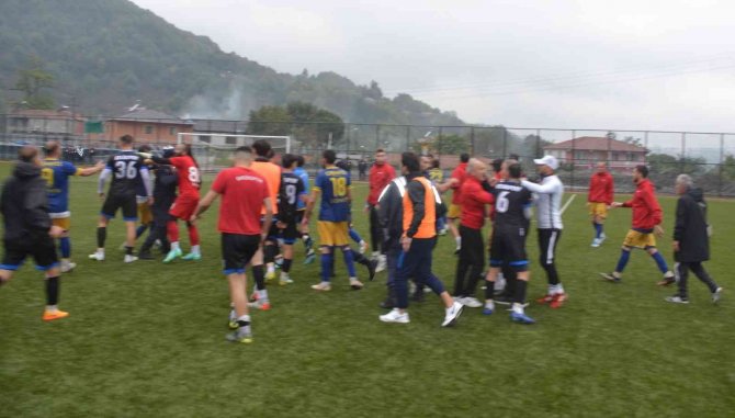 Amatör Ligde Ortalık Karıştı, Tekme Ve Yumruklar Havada Uçuştu