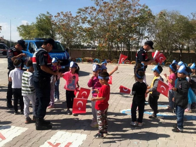 Trafik Jandarmasından Miniklere Trafik Eğitimi