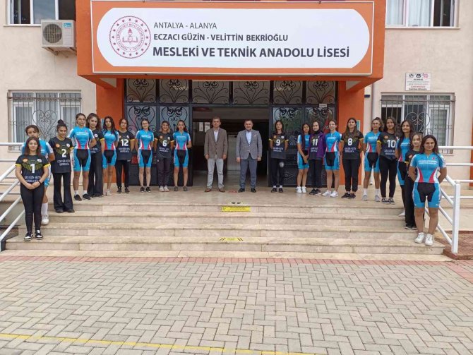 Alanya Belediye Başkanı Yücel, Öğrencilerle Bir Araya Geldi