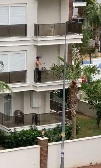 Lüks Sitede Oturan Gencin Balkonda Yaptıkları Yürekleri Ağza Getirdi