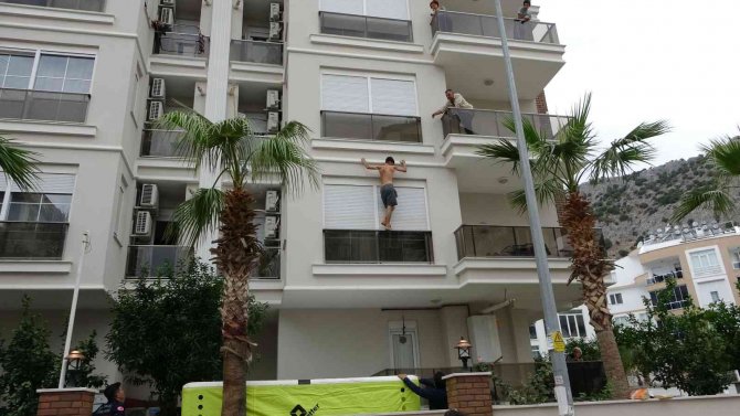 Balkonda Annesini Alıkoyan Şahıs, Herkese Ecel Terleri Döktürdü