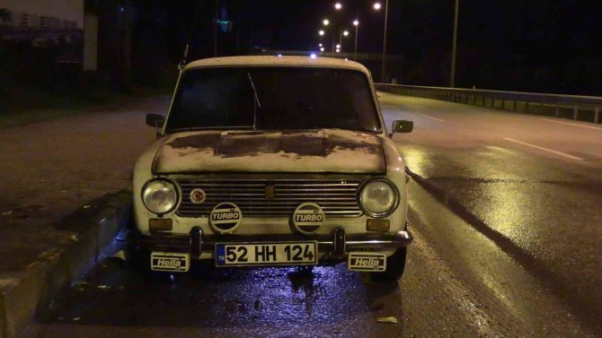 Seyir Halindeki Otomobil Yanarak Kullanılamaz Hale Geldi