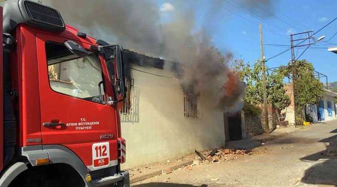 Tüpten Sızan Gaz Bomba Gibi Patladı, Evde Yangın Çıktı