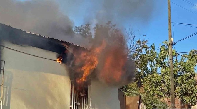 Tüpten Sızan Gaz Bomba Gibi Patladı, Evde Yangın Çıktı