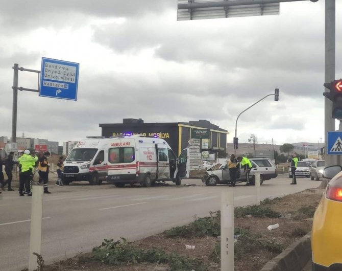Ambulans İle Otomobil Çarpıştı: 3 Yaralı