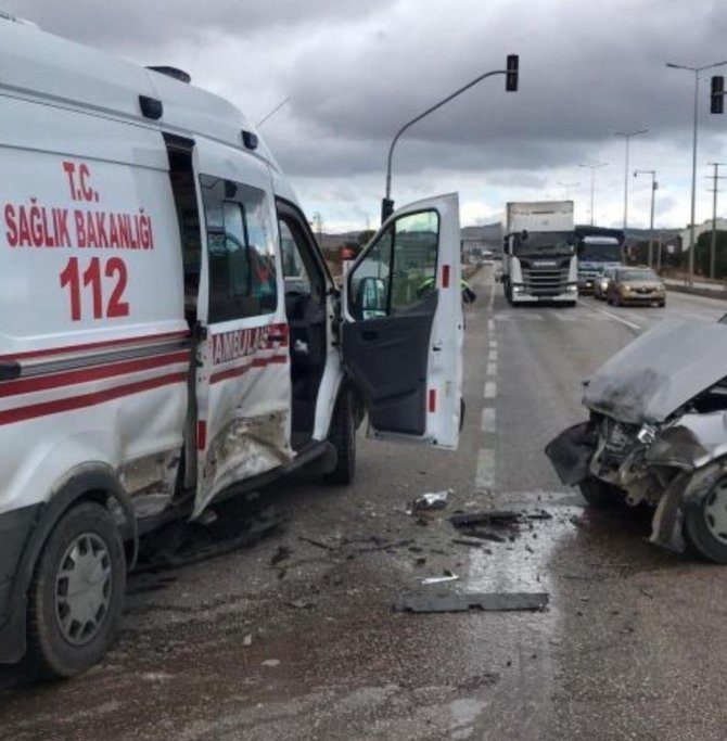 Ambulans İle Otomobil Çarpıştı: 3 Yaralı