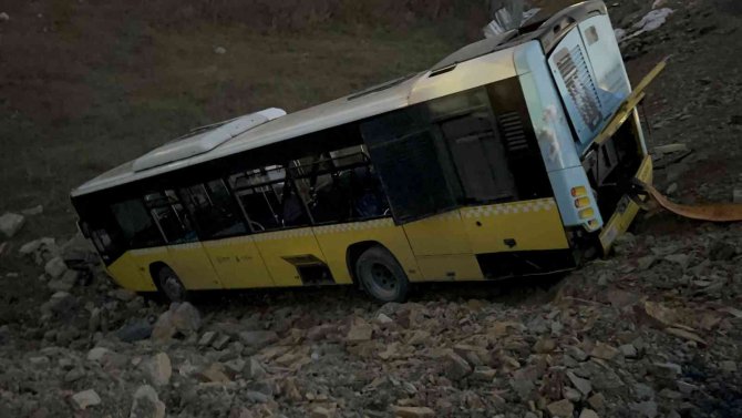 Başakşehir’de İ̇ett Otobüsü Şarampole Uçtu