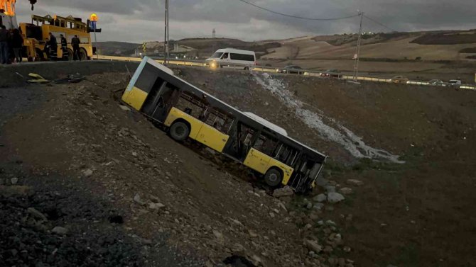 Başakşehir’de İ̇ett Otobüsü Şarampole Uçtu