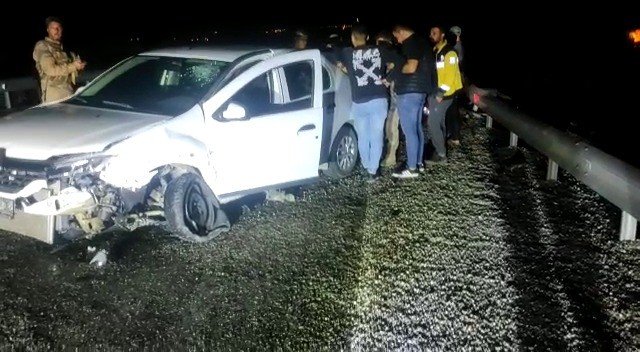 Batman’da Otomobil Bariyerlere Çarparak Durdu: 3 Yaralı