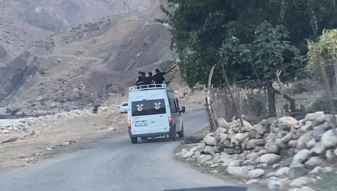 Batman’da Tehlikeli Yolculuk: 10 Kilometre Boyunca Canlarını Hiçe Saydılar