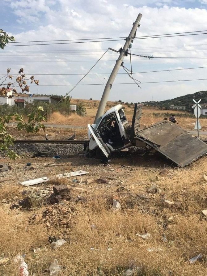 Kontrolsüz Hemzemin Geçitte Tren Kamyonete Çarptı: 1 Ölü