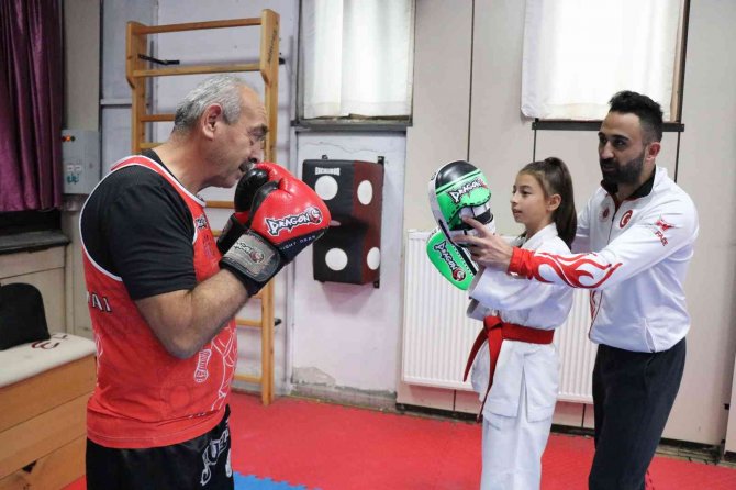63’lük Dede, Türkiye Şampiyonu Torunuyla Aynı Salonda Ter Döküyor