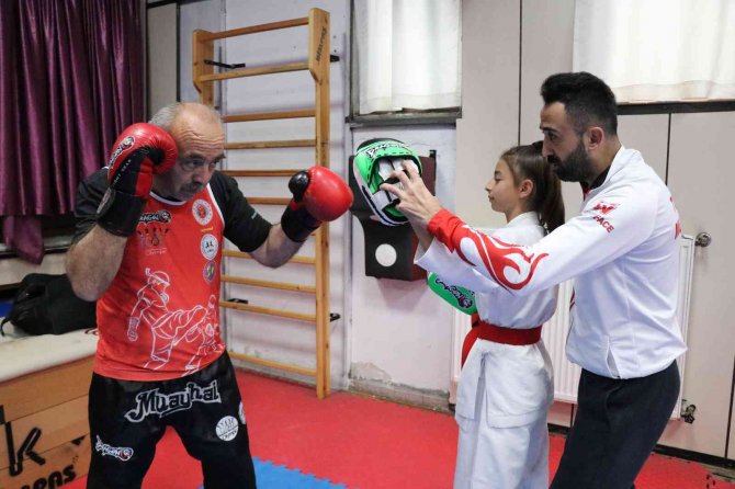 63’lük Dede, Türkiye Şampiyonu Torunuyla Aynı Salonda Ter Döküyor