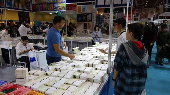 Kitap Fuarına Ziyaretçi Akını: 3 Günde 261 Bin Kişi Ziyaret Etti