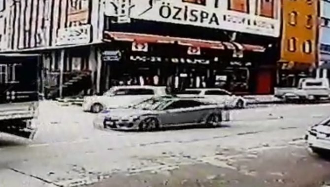 Bursa’da Sara Nöbeti Geçiren Sürücü Park Halindeki Araçlara Çarptı