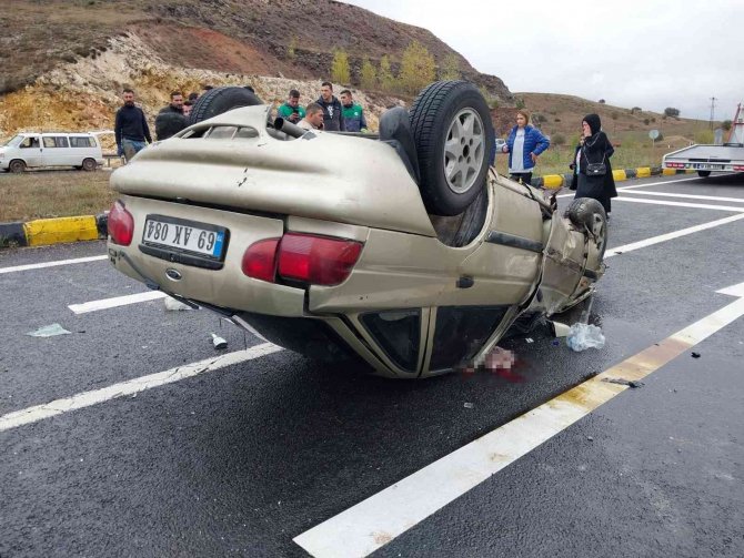 D100’de Otomobil Takla Attı: 2 Yaralı