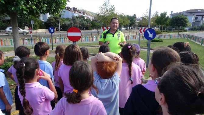 Çocuklar Parkta Hem Eğlendi, Hem Trafik Eğitimi Aldı