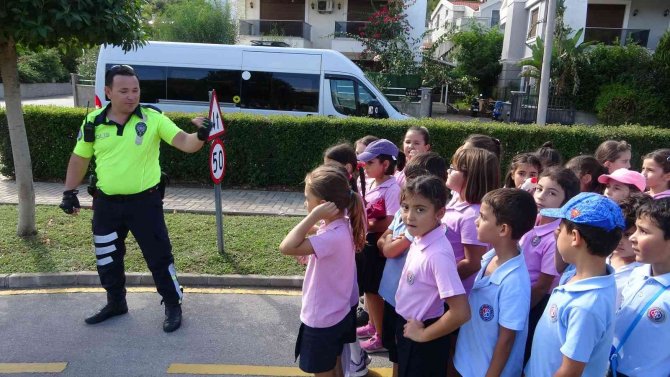 Çocuklar Parkta Hem Eğlendi, Hem Trafik Eğitimi Aldı