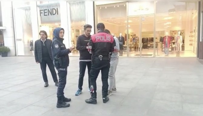 İ̇stanbul’da Avm’lerde Eş Zamanlı ’Yabancı Şahıs’ Denetimi: Üstünden Silah Çıktı