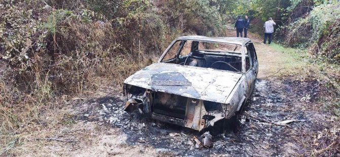 Hırsızlar Çaldıkları Otomobili Kullandıktan Sonra Ateşe Verdi