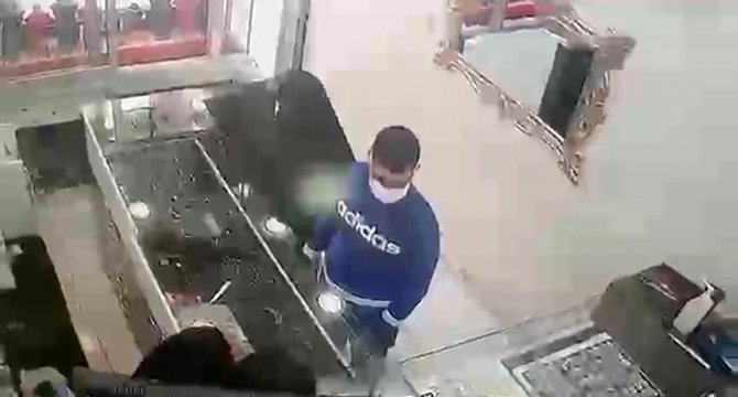 20 Dakika Kuyumcuyu Oyalayıp, 50 Bin Tl’lik Hasır Bileziği Çaldılar