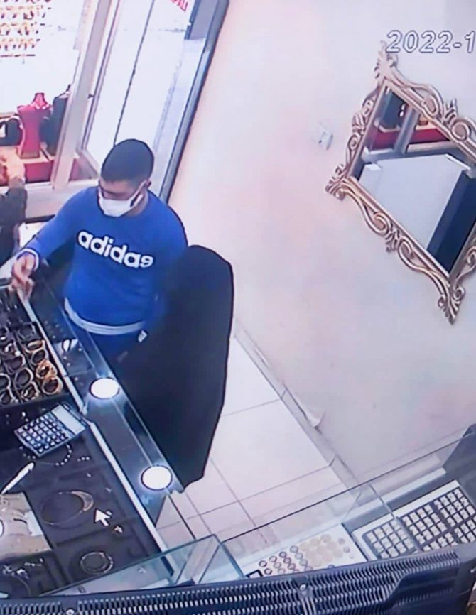 20 Dakika Kuyumcuyu Oyalayıp, 50 Bin Tl’lik Hasır Bileziği Çaldılar