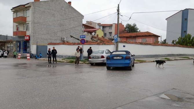 Kavşakta Çarpışan Otomobillerin Sürücüleri Yaralandı