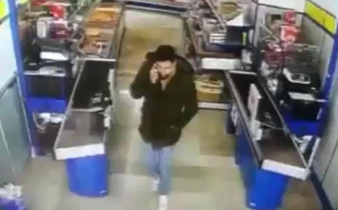 Şarküteri Ürünlerini Pantolonuna Ve Montuna Sokarak Çaldı