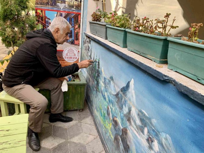 Emekli Asker Sokakları Tuvale Çevirdi