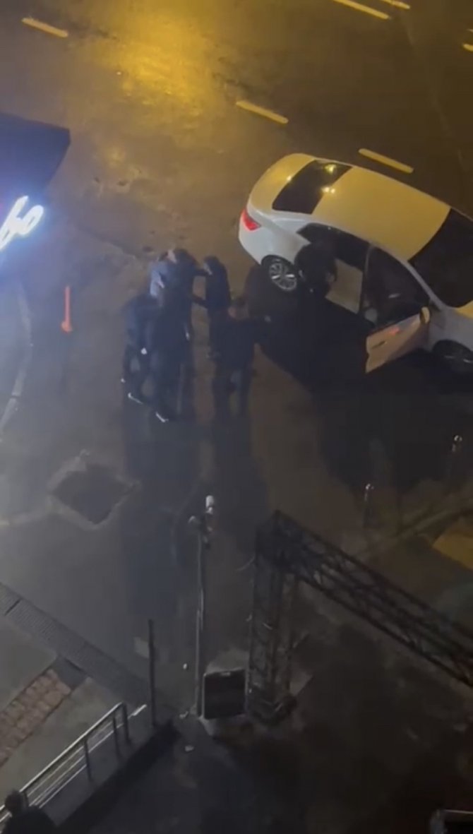 İ̇stanbul’da Barda Başlayan Kavga Dışarıya Taştı: Tekme, Tokat Ve Masalı Kavga Kamerada