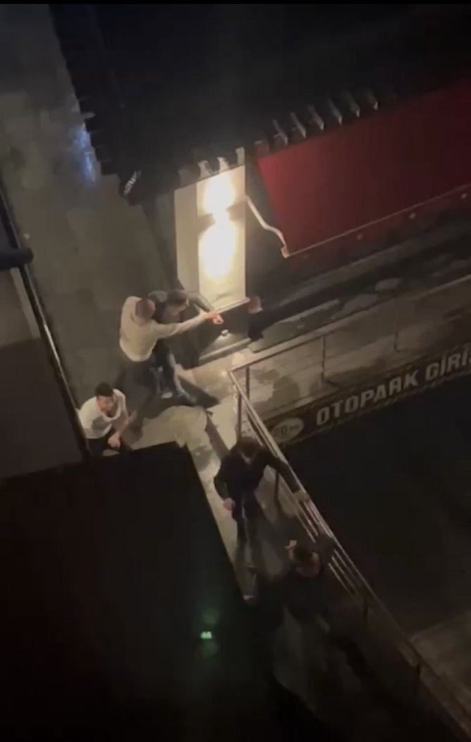 İ̇stanbul’da Barda Başlayan Kavga Dışarıya Taştı: Tekme, Tokat Ve Masalı Kavga Kamerada