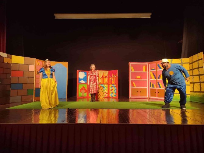 Çocuklar Tiyatro Oyunu İle Hem Eğlendi Hem Öğrendi