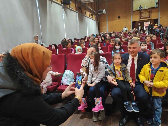 Çocuklar Tiyatro Oyunu İle Hem Eğlendi Hem Öğrendi