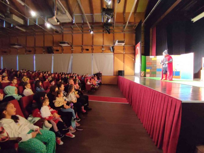 Çocuklar Tiyatro Oyunu İle Hem Eğlendi Hem Öğrendi