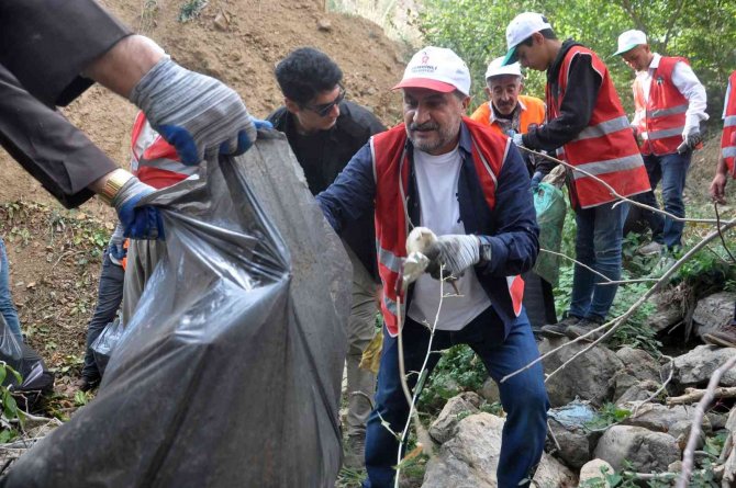 Şemdinli’de Gönüllüler Bir Olup İlçeyi Çöpten Arındırdı