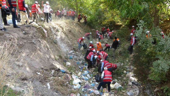 Şemdinli’de Gönüllüler Bir Olup İlçeyi Çöpten Arındırdı