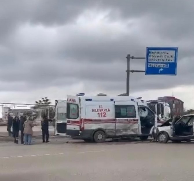 Ambulans İle Otomobil Çarpıştı: 3 Yaralı