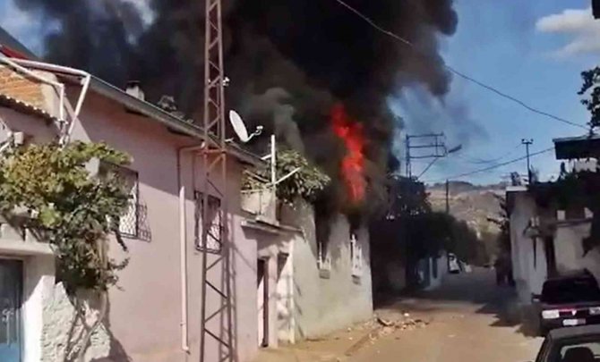 Tüpten Sızan Gaz Bomba Gibi Patladı, Evde Yangın Çıktı