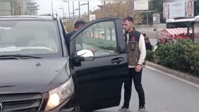 İ̇stanbul’da Avm’lerde Eş Zamanlı ’Yabancı Şahıs’ Denetimi: Üstünden Silah Çıktı