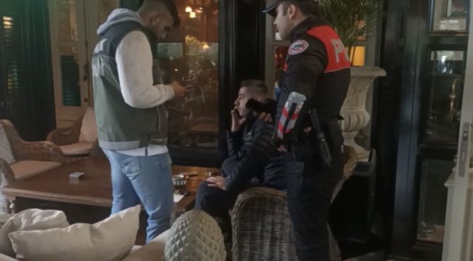 İ̇stanbul’da Avm’lerde Eş Zamanlı ’Yabancı Şahıs’ Denetimi: Üstünden Silah Çıktı