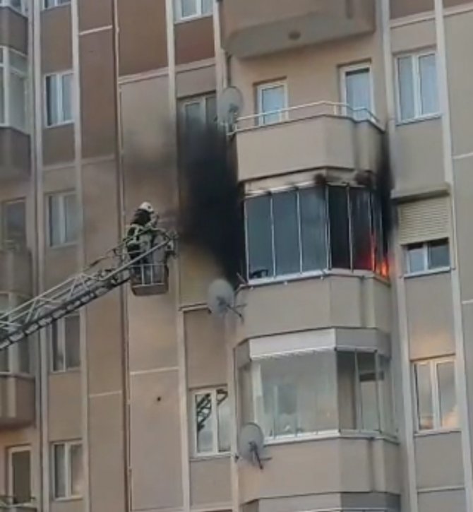 Tekirdağ’da Korkutan Yangın: İ̇tfaiye Erinin Alevlerle Mücadelesi Kamerada