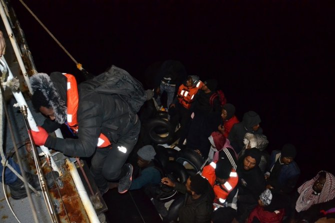 İ̇zmir Açıklarında 208 Düzensiz Göçmen Kurtarıldı, 94 Göçmen Yakalandı