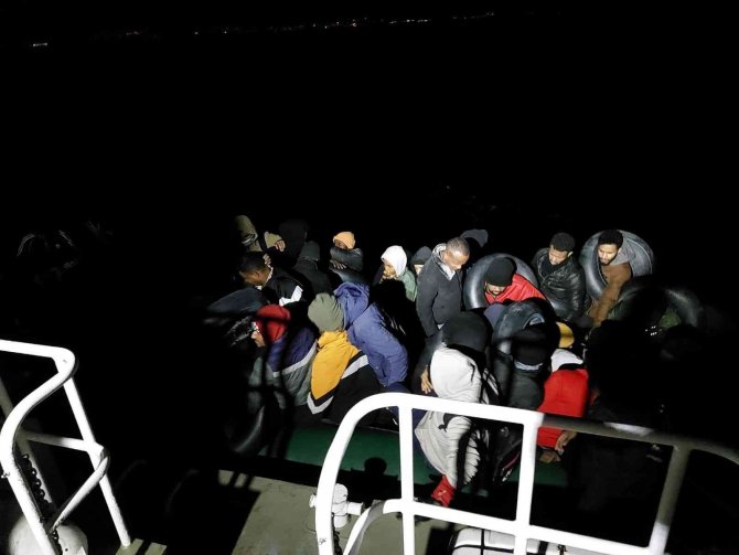 İ̇zmir Açıklarında 208 Düzensiz Göçmen Kurtarıldı, 94 Göçmen Yakalandı