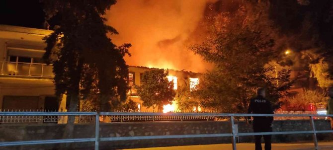 İ̇zmir’de 2 Katlı Bina Alev Alev Yandı